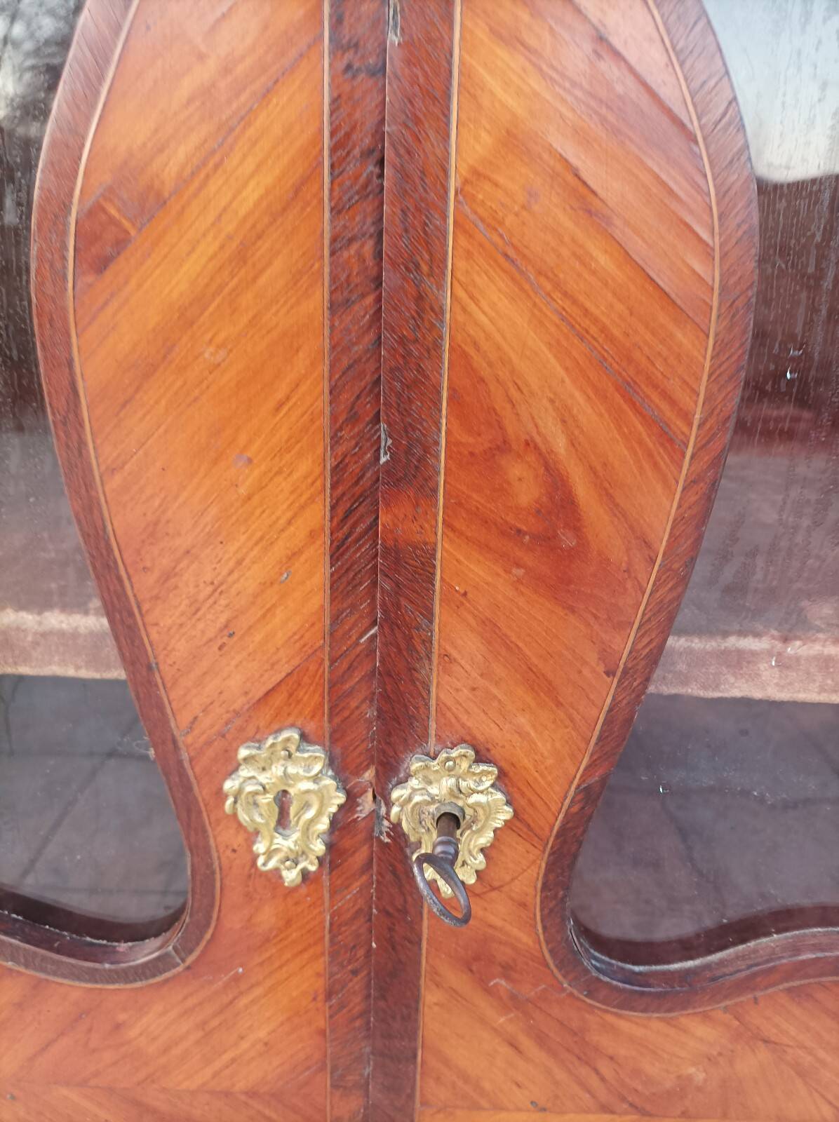 Louis XVI glass-fronted library in rosewood and amaranth veneer.