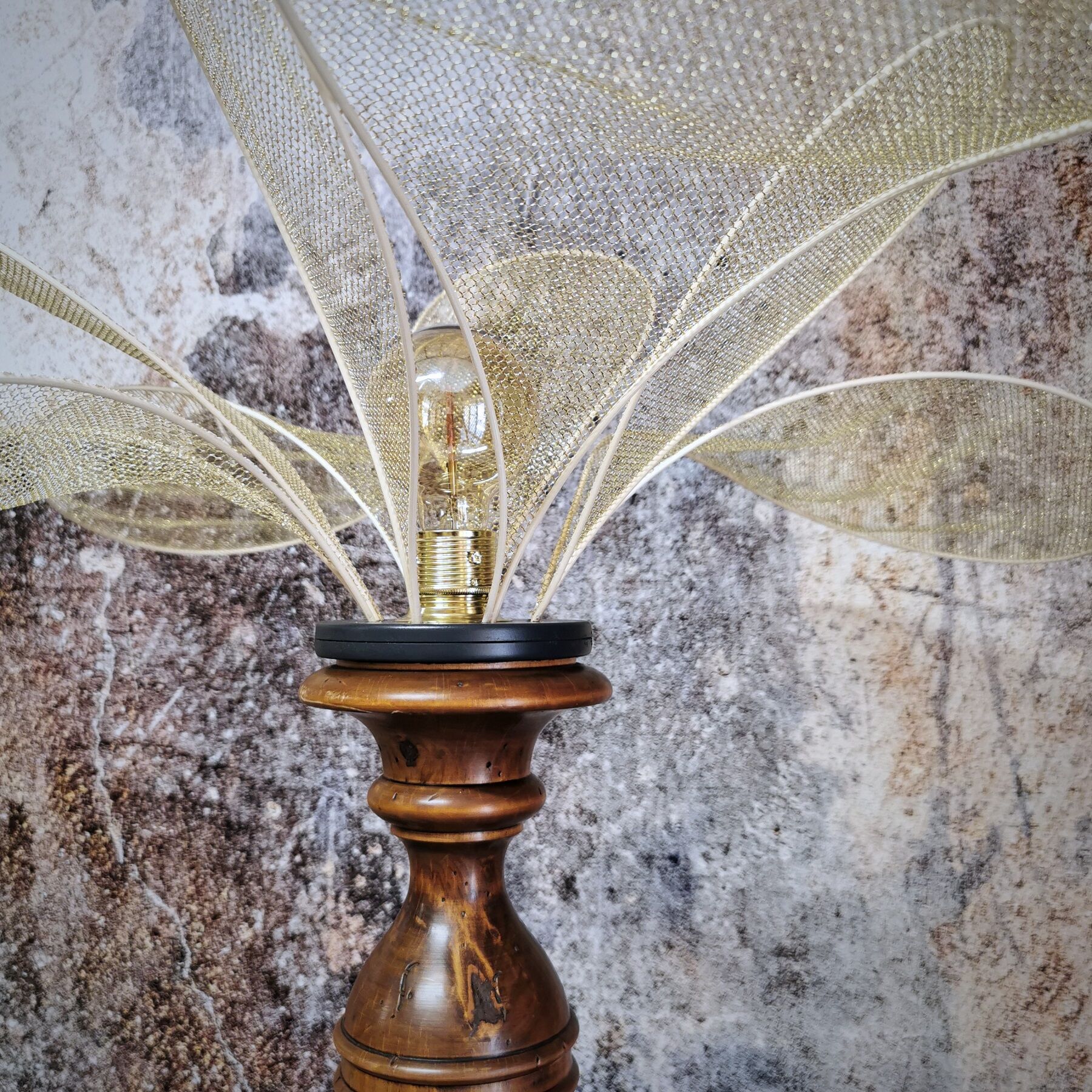 Table lamp, turned wooden foot, 8 rattan petals and golden mesh
