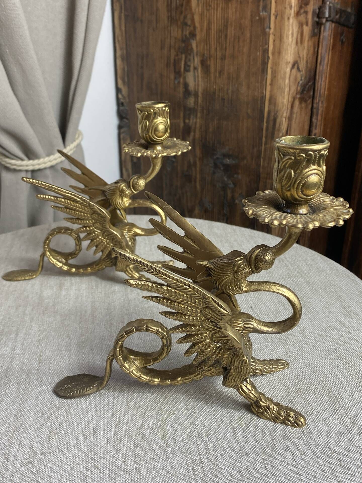 Paire de bougeoirs chimères en bronze