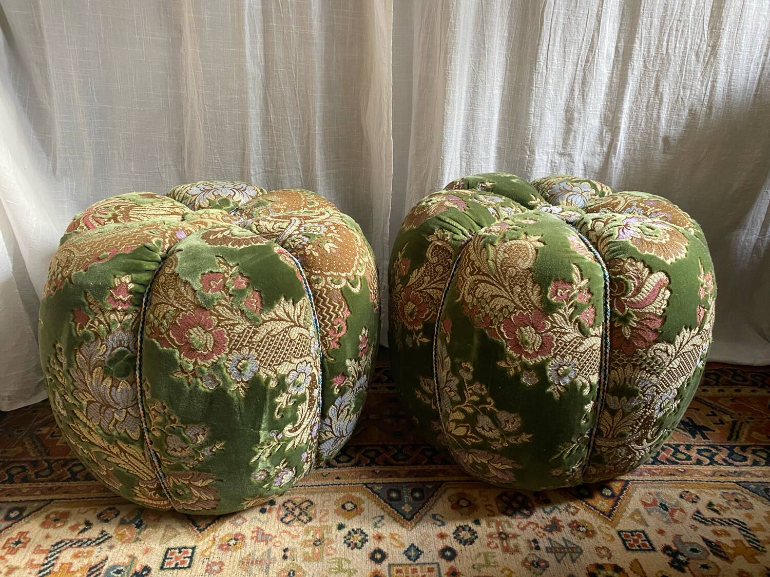 Duo de poufs en velours fleuri