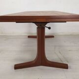 Scandinavian table with system