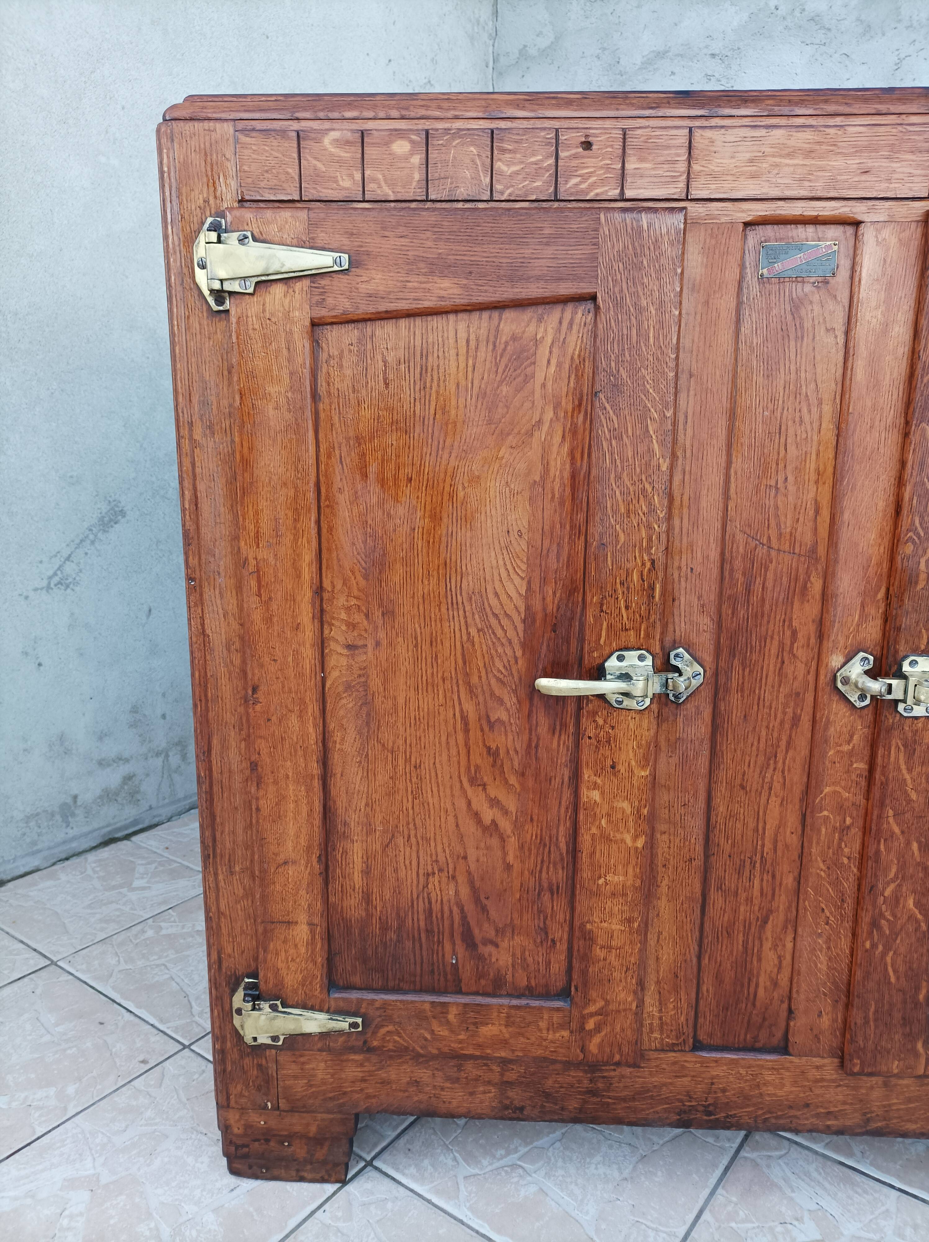 Butcher's buffet ice chest from the Art Deco period in oak