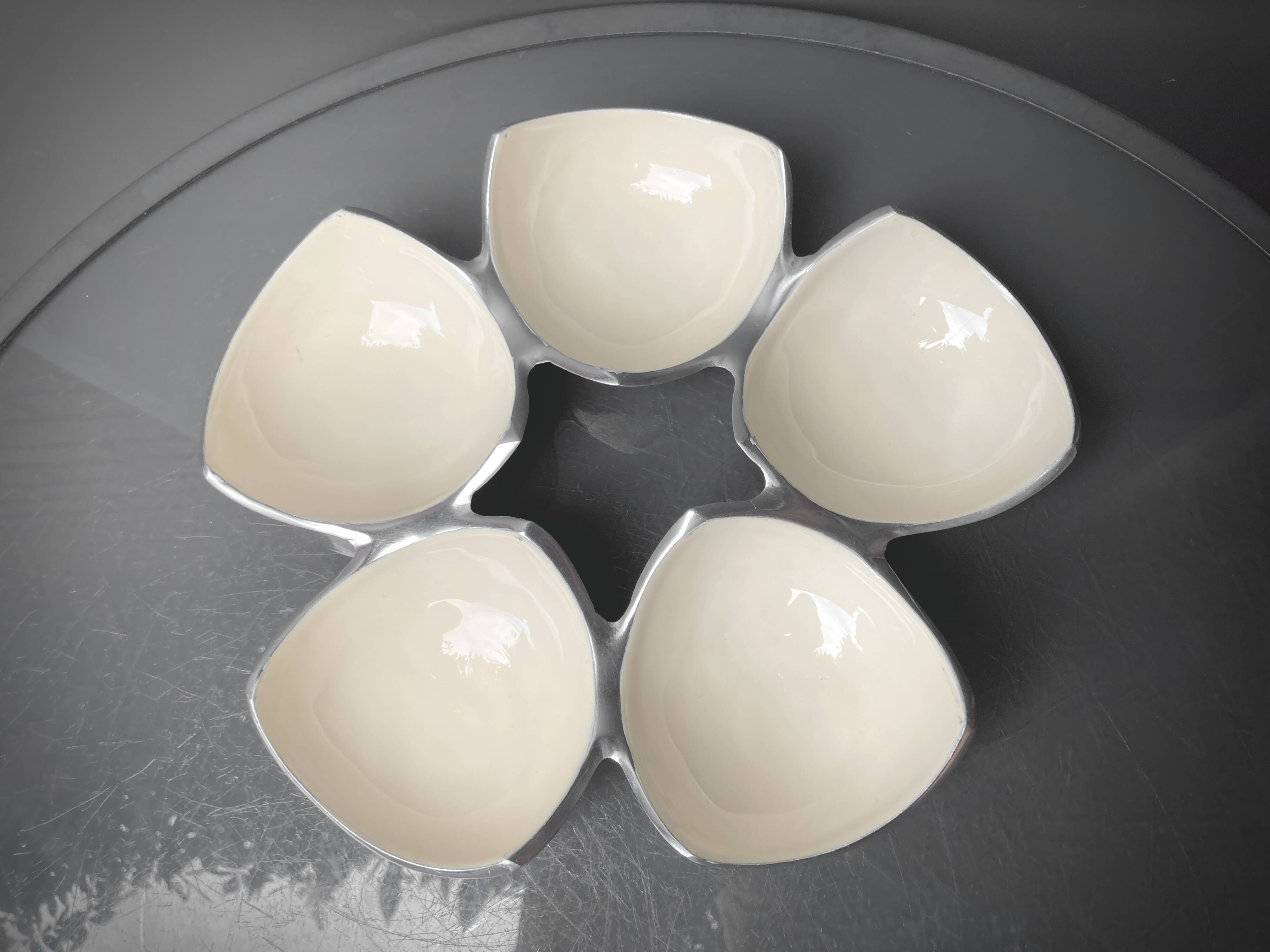 Ensemble de plats compartimentés en Inox Massif et émail écru