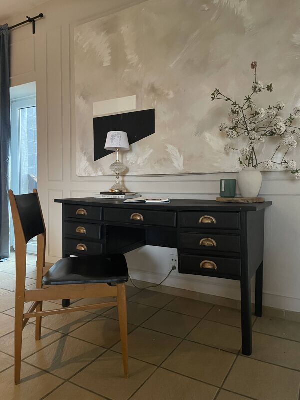 Bureau vintage en bois noir mat — poignées finition laiton — belle pa