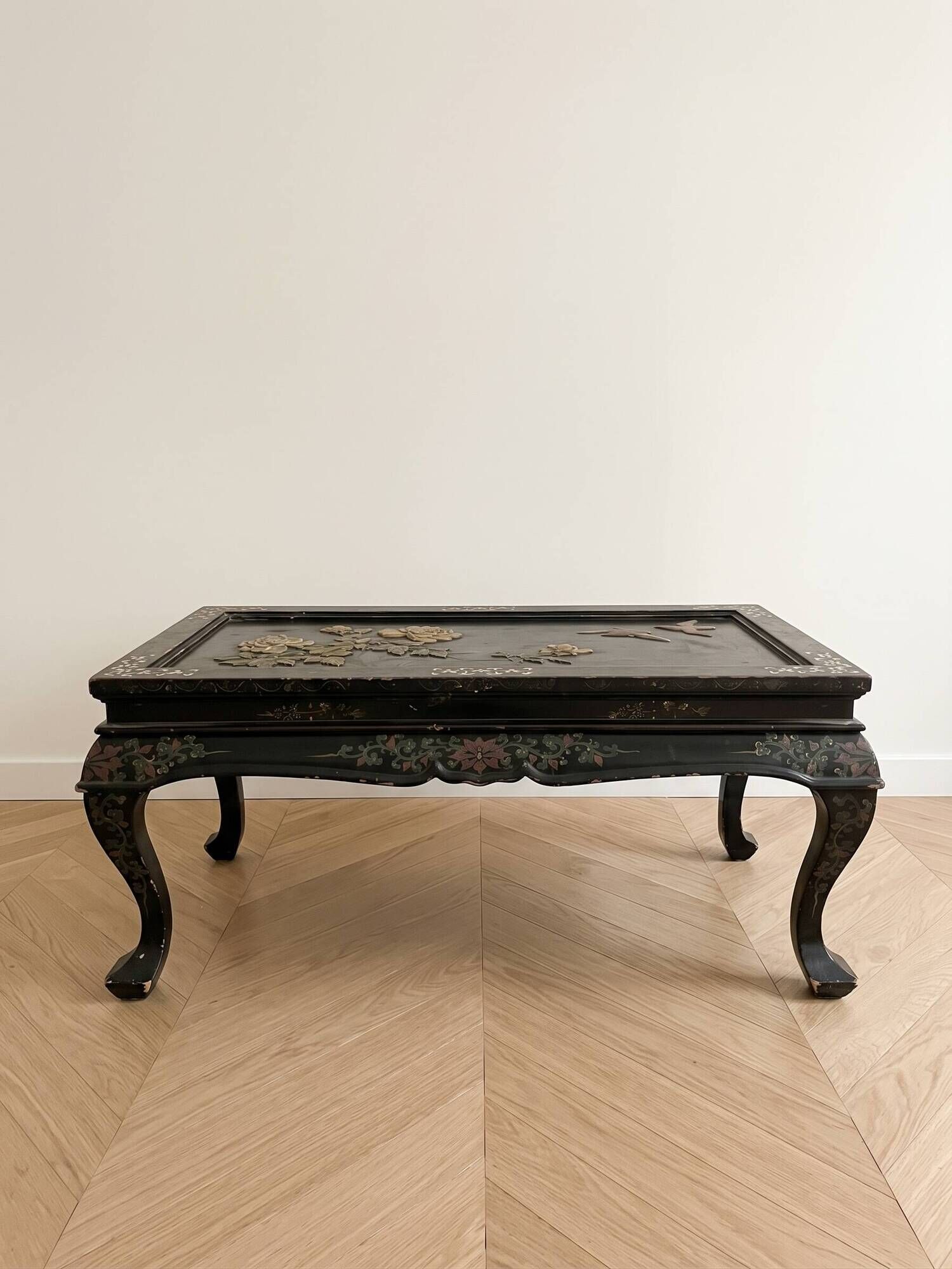 Table basse chinoise ancienne en bois noir et nacre
