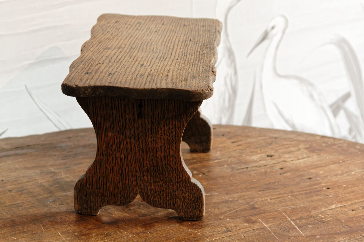 Marche pied en bois brut