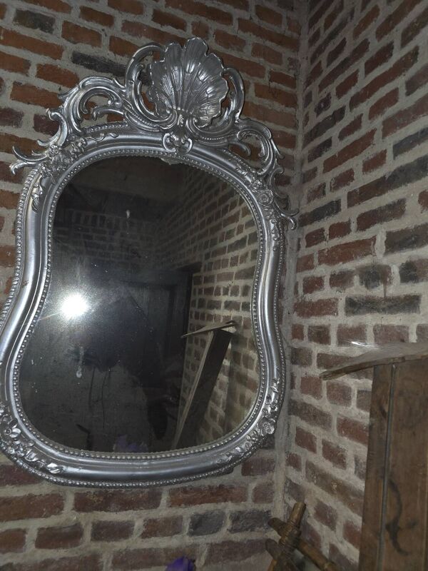 Miroir style louis xv avec coquille patiné argenté