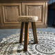 Tabouret tripode en bois et jacinthe d’eau