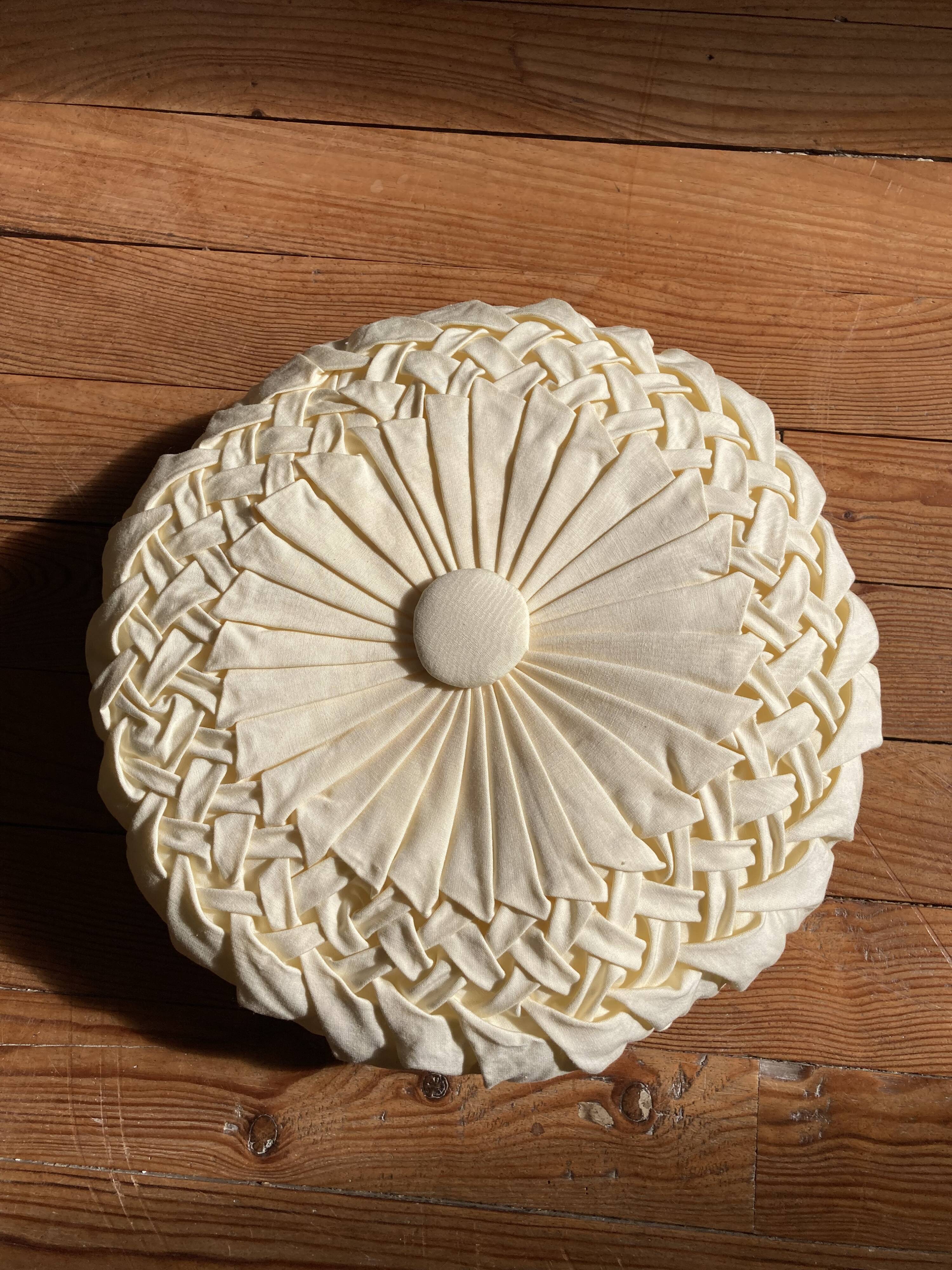 Round yoga cushion made of off-white fabric