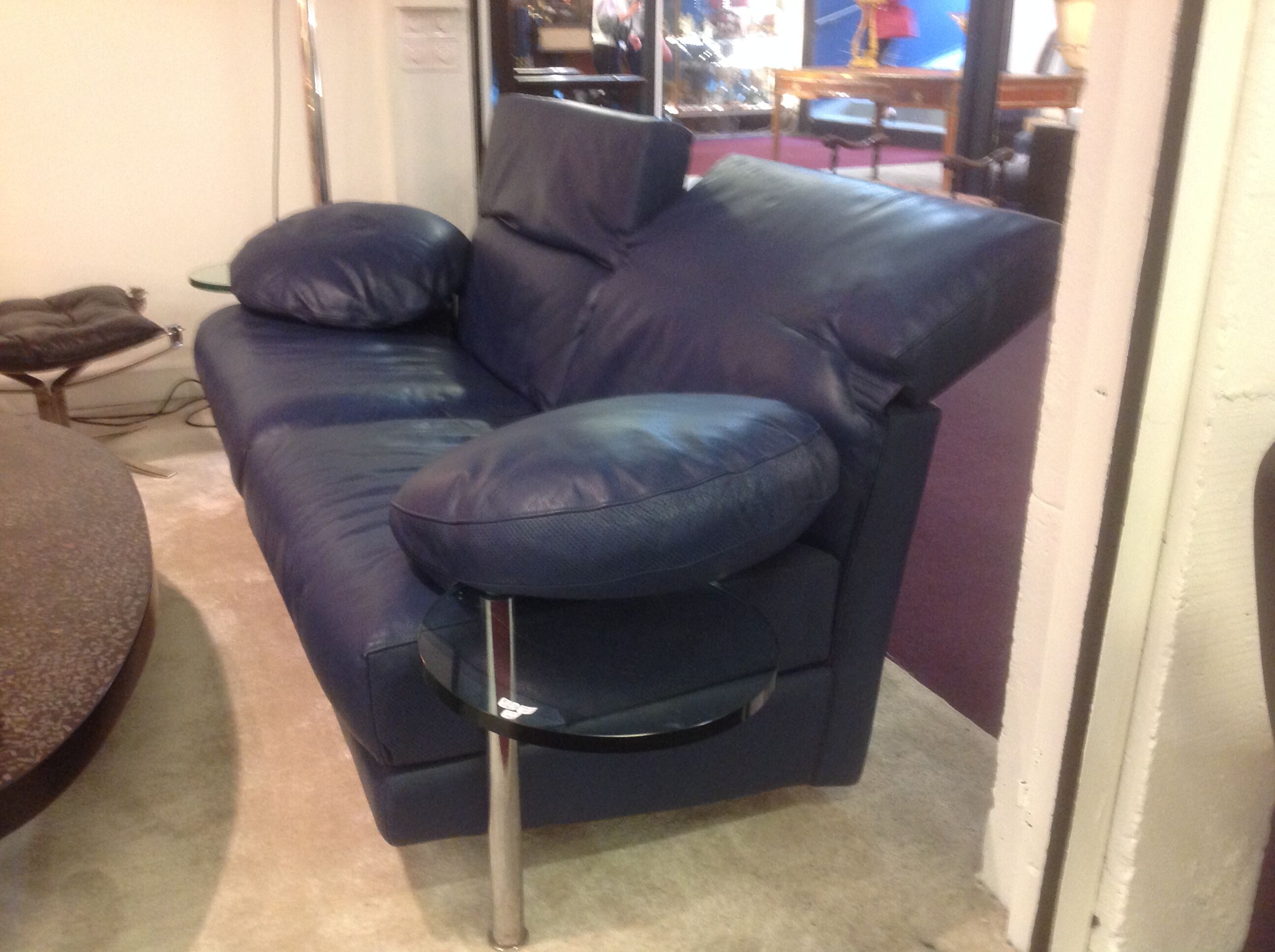 Paolo Piva's Italian leather sofa with rotating round glass shelves, 1980