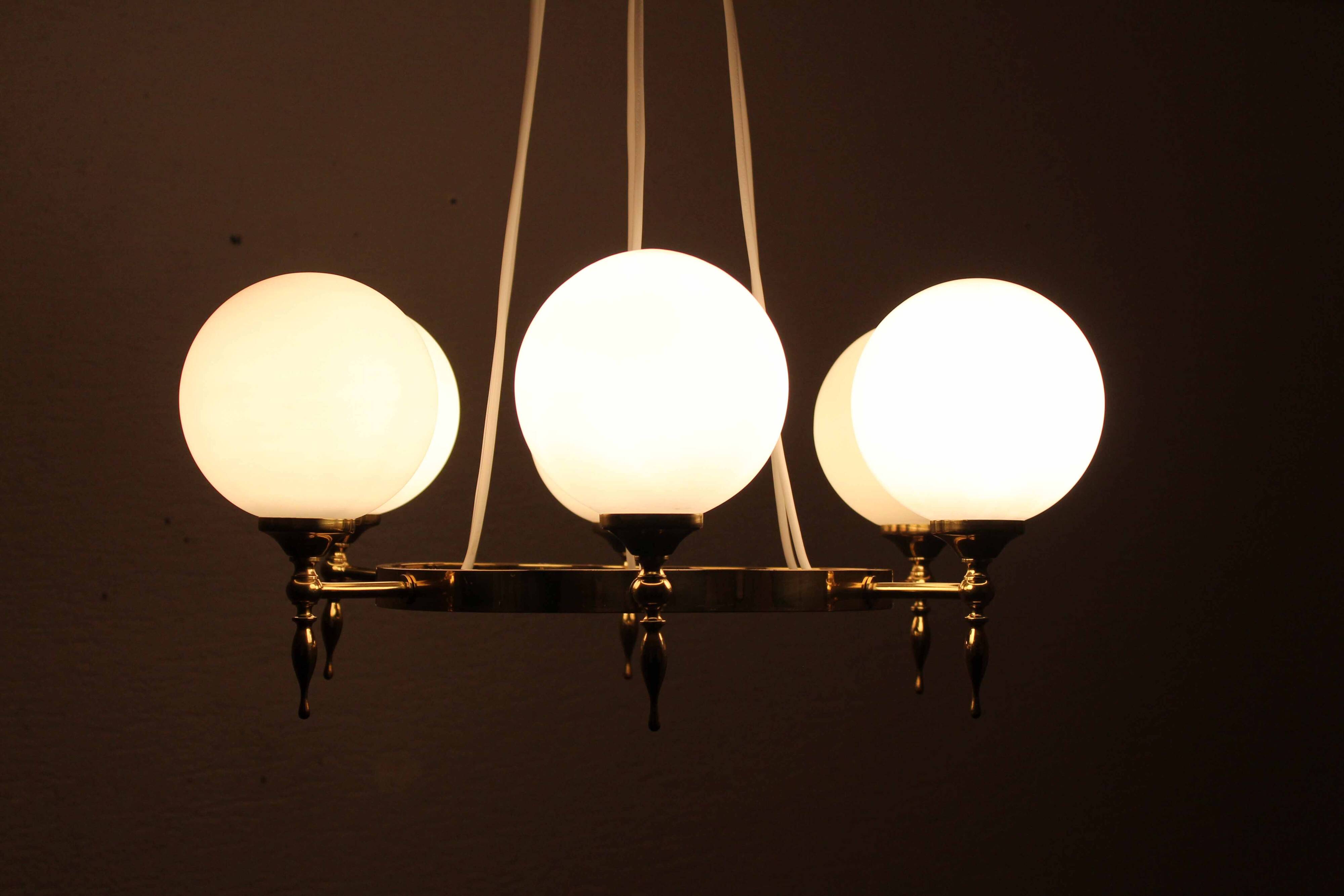 Lustre en laiton années 70