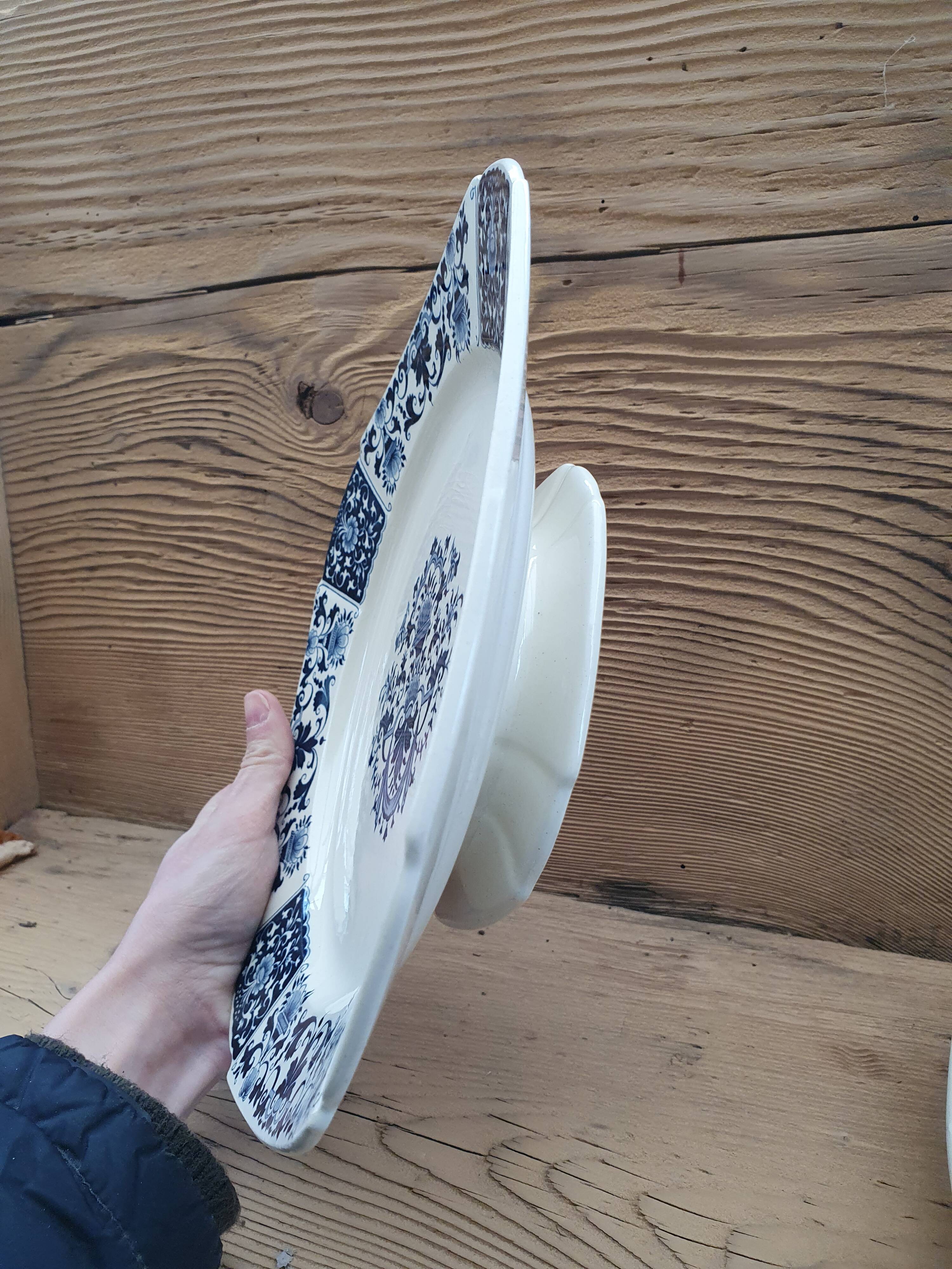 Pair of plates on presentation legs, terre de Fer Gien