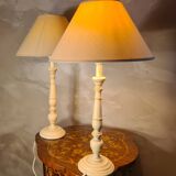 paire de lampes de chevet bois tourné peint creme et liseret chocolat 53x30