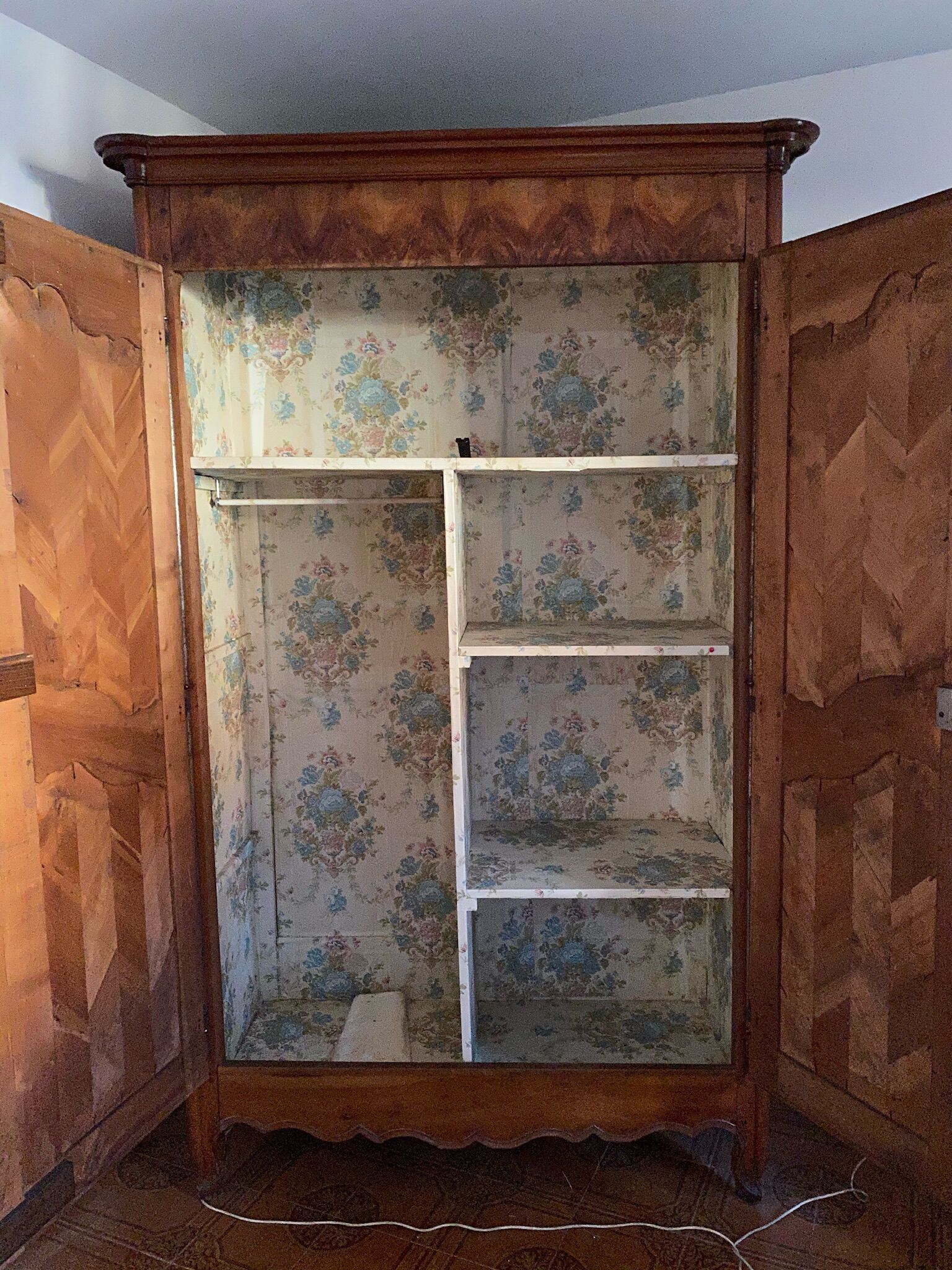 Very nice Louis XV cabinet in cherry