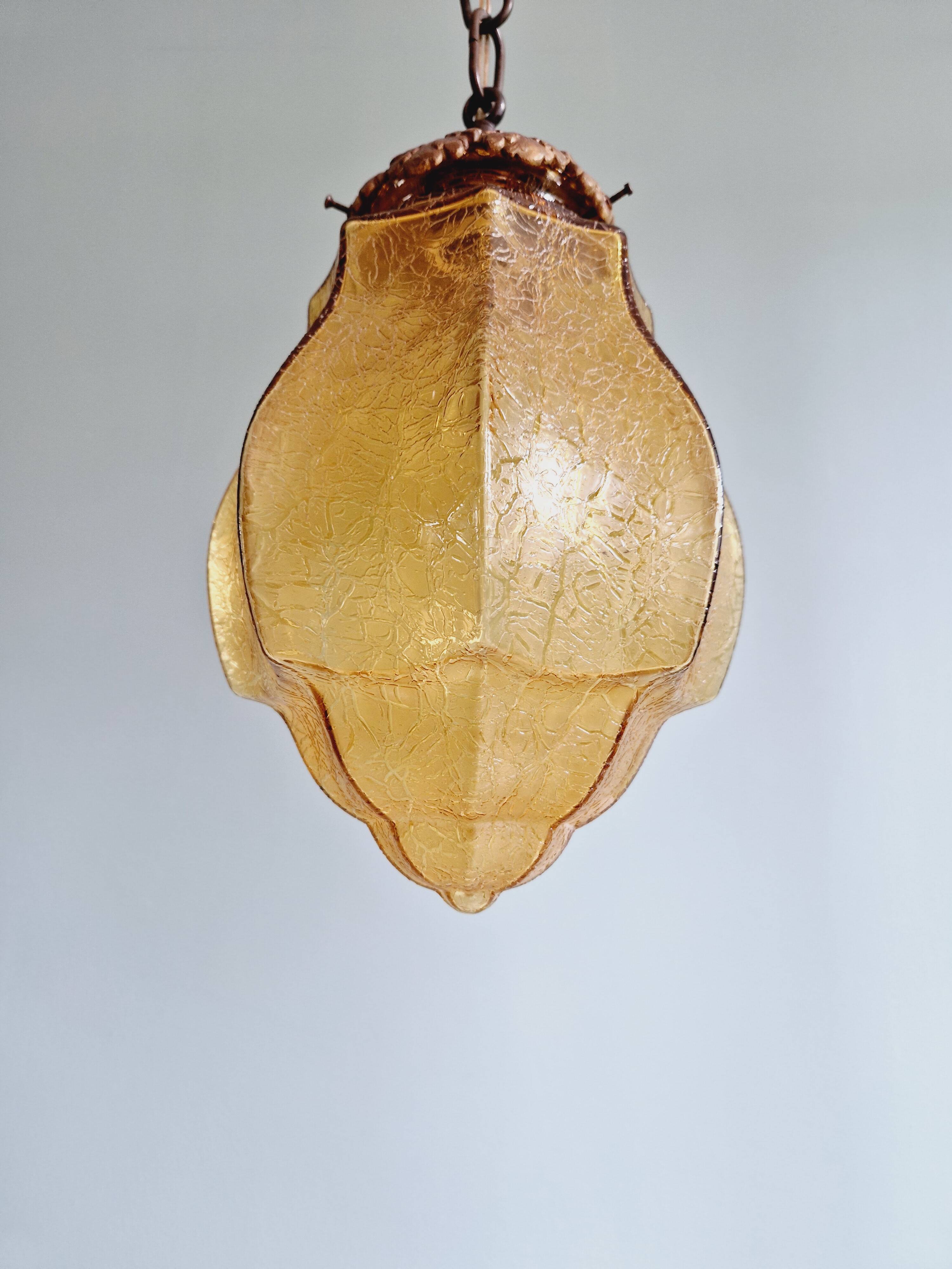 Suspension Art Déco en verre craquelé ambre, années 1920-30