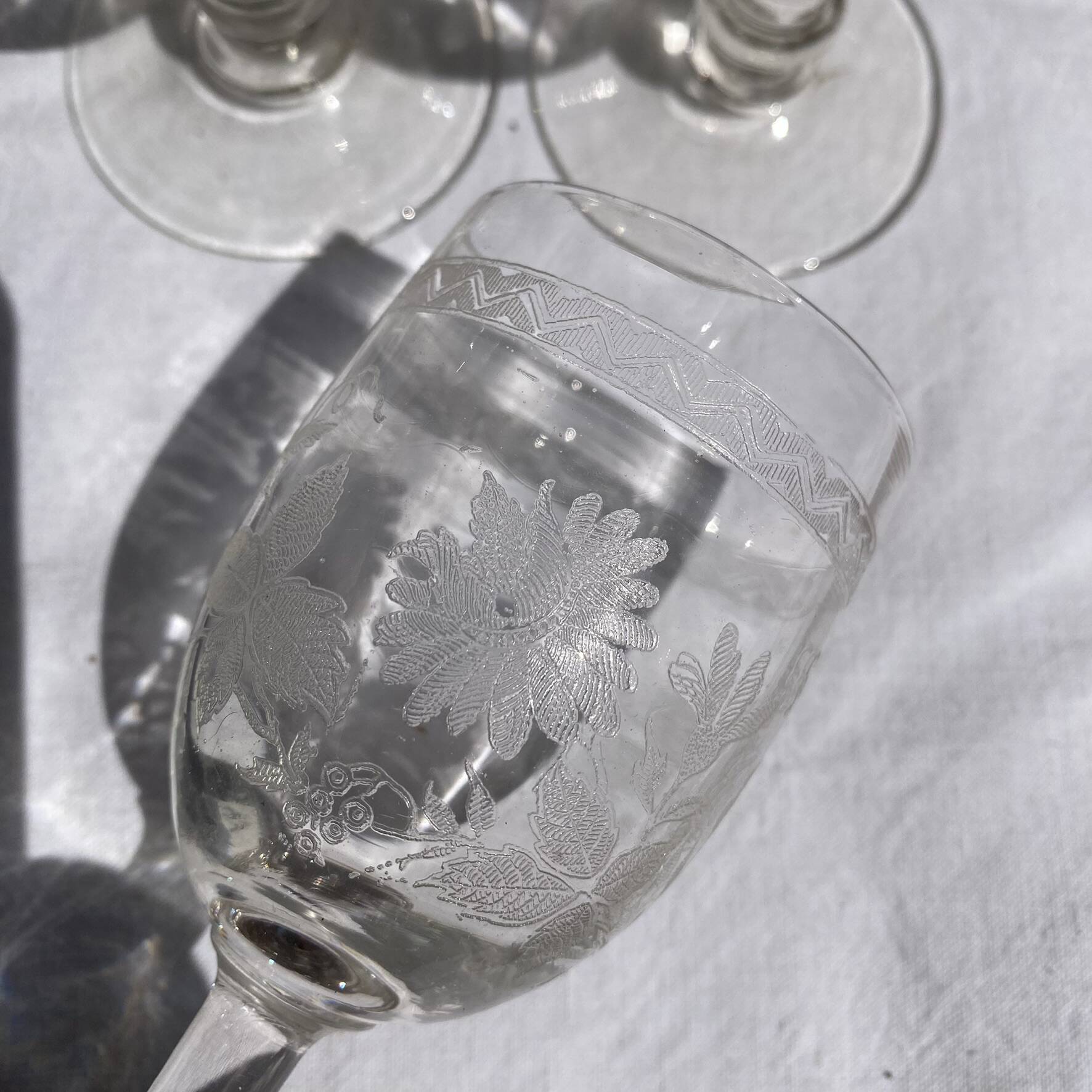 Verres  à pieds 12 cm gravure feuillage
