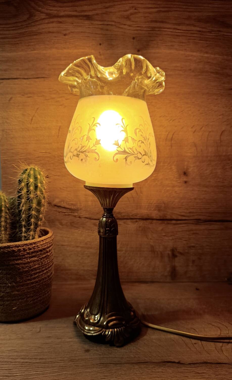 Lampe de table rétro chic bronze, globe à volant, vintage upcyclé