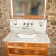 Meuble sous vasque ancien de 1928 en bois et marbre avec miroir éclairant
