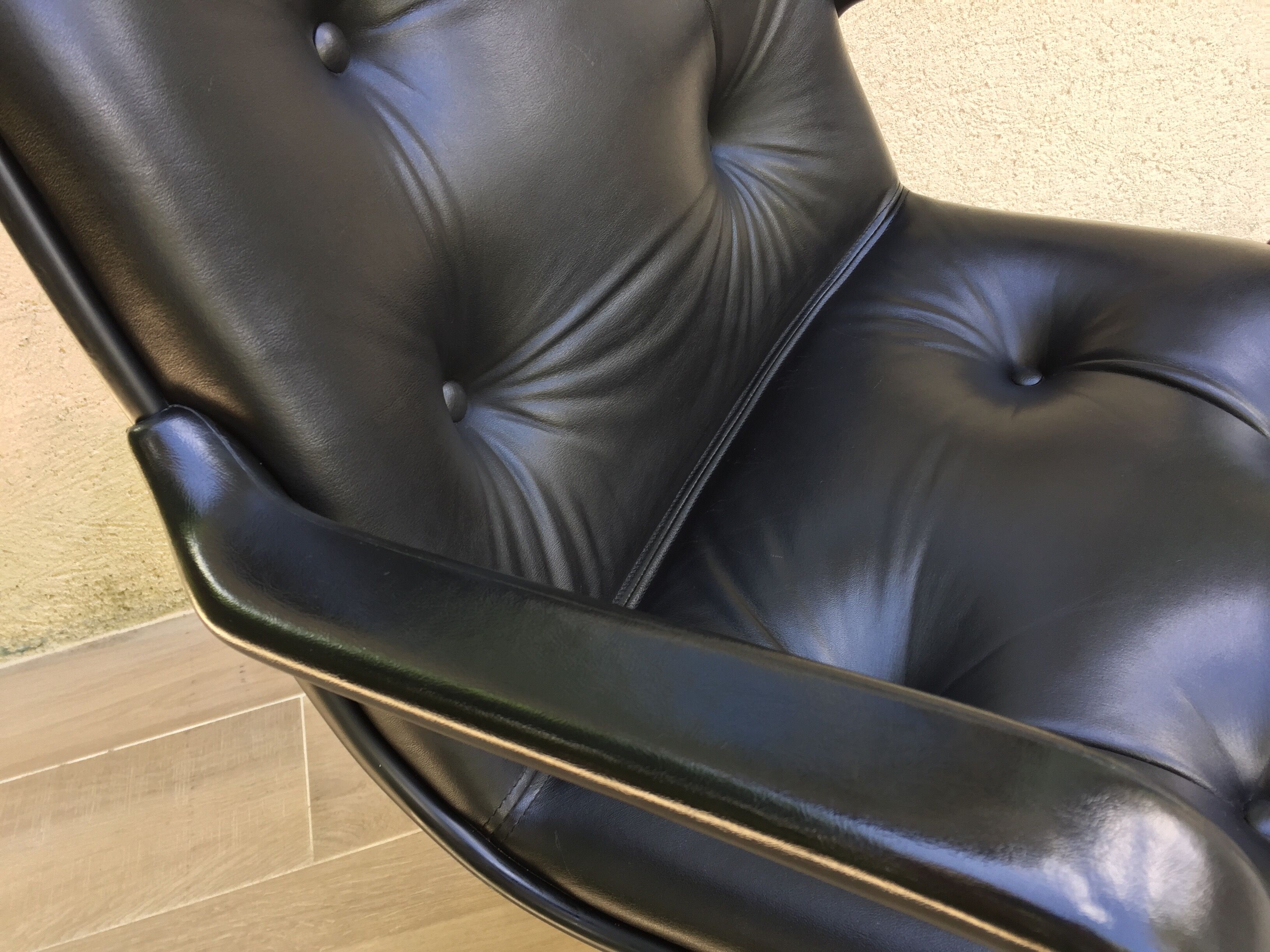 Comforto leather armchair by Mobilier international