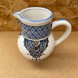 Ancien pichet en céramique blanche et bleue