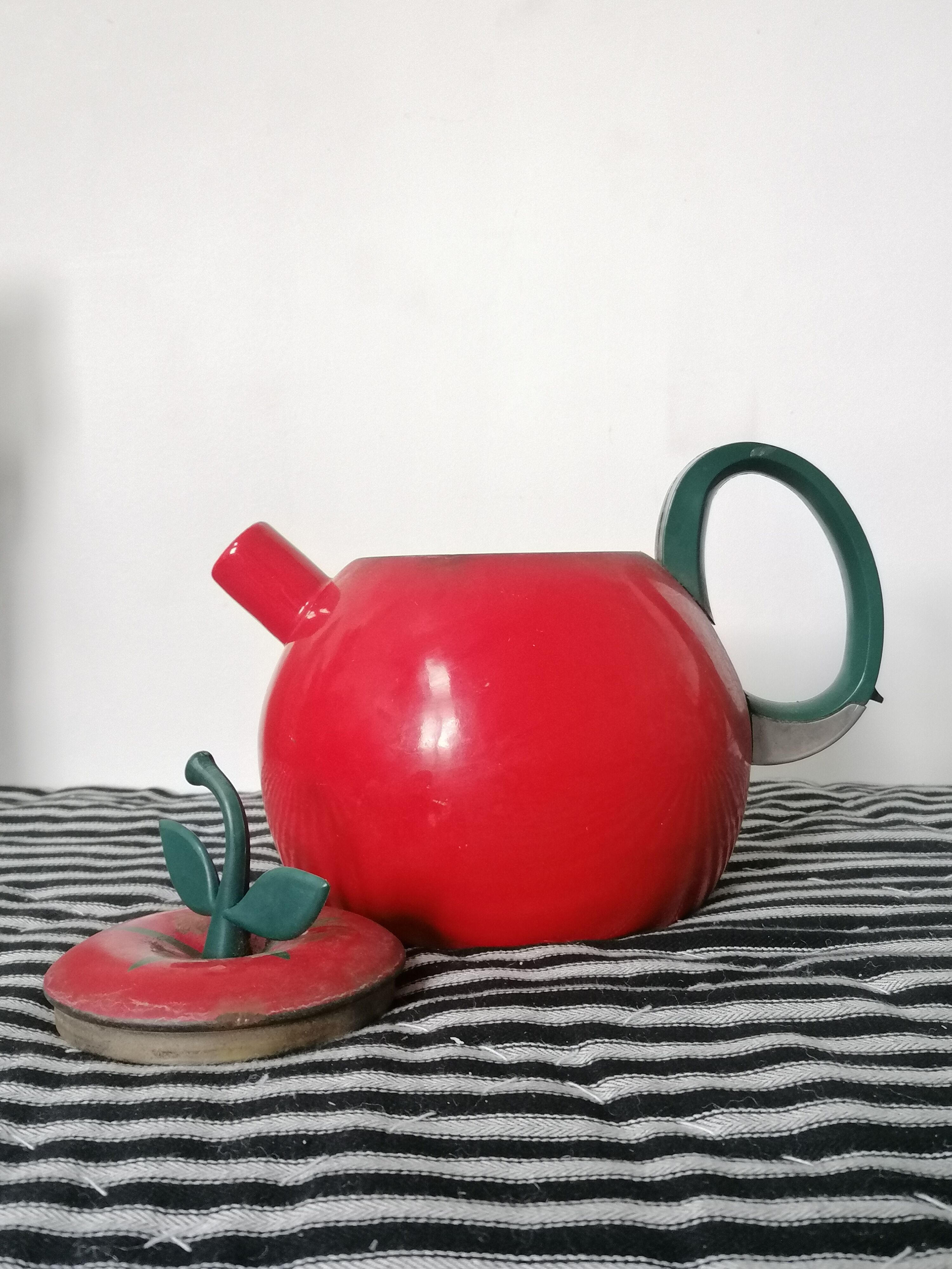 Decorative enamelled apple-shaped kettle