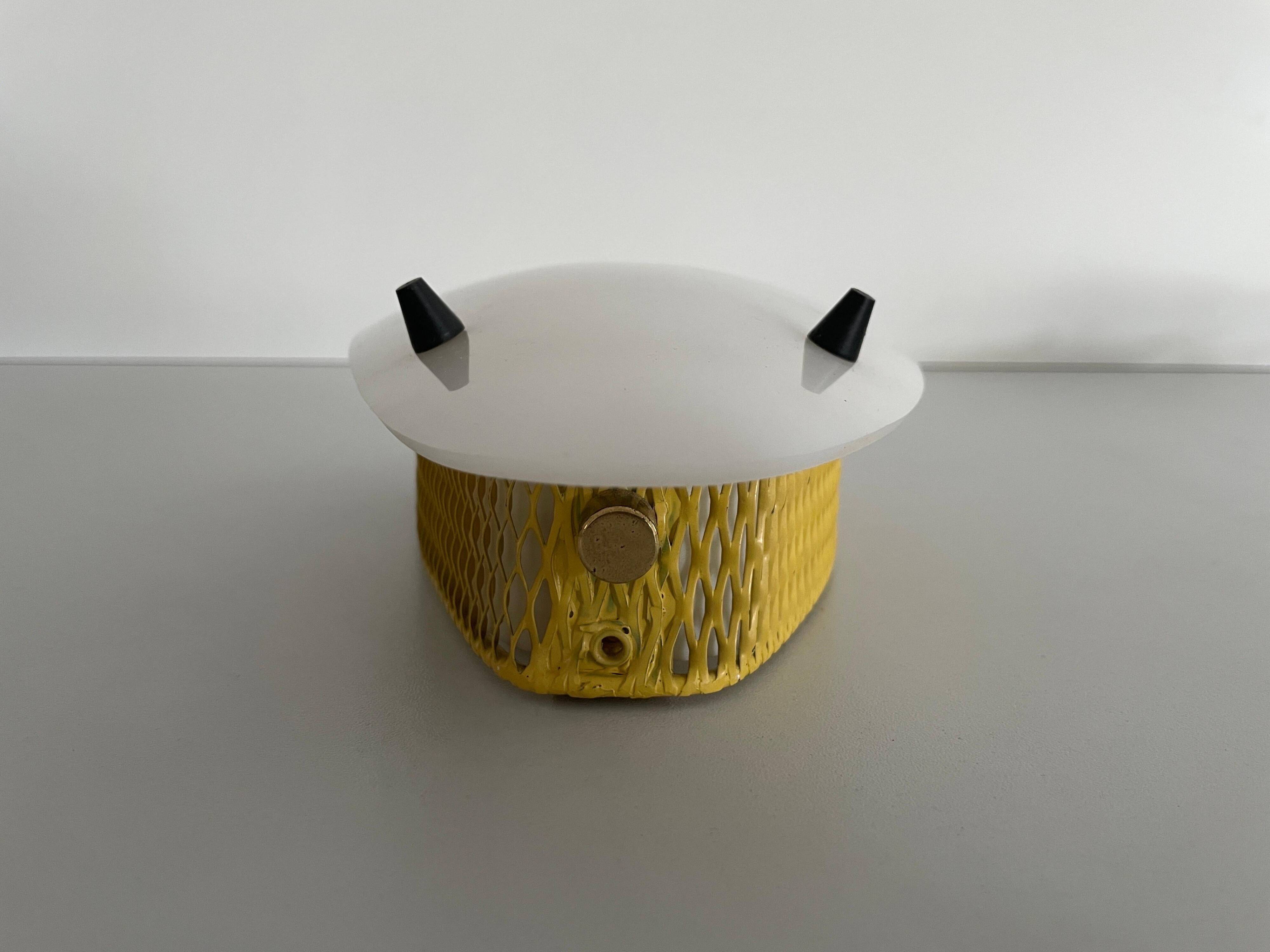 Applique simple du milieu du siècle en plexiglas blanc et métal jaune, années 1950, Allemagne