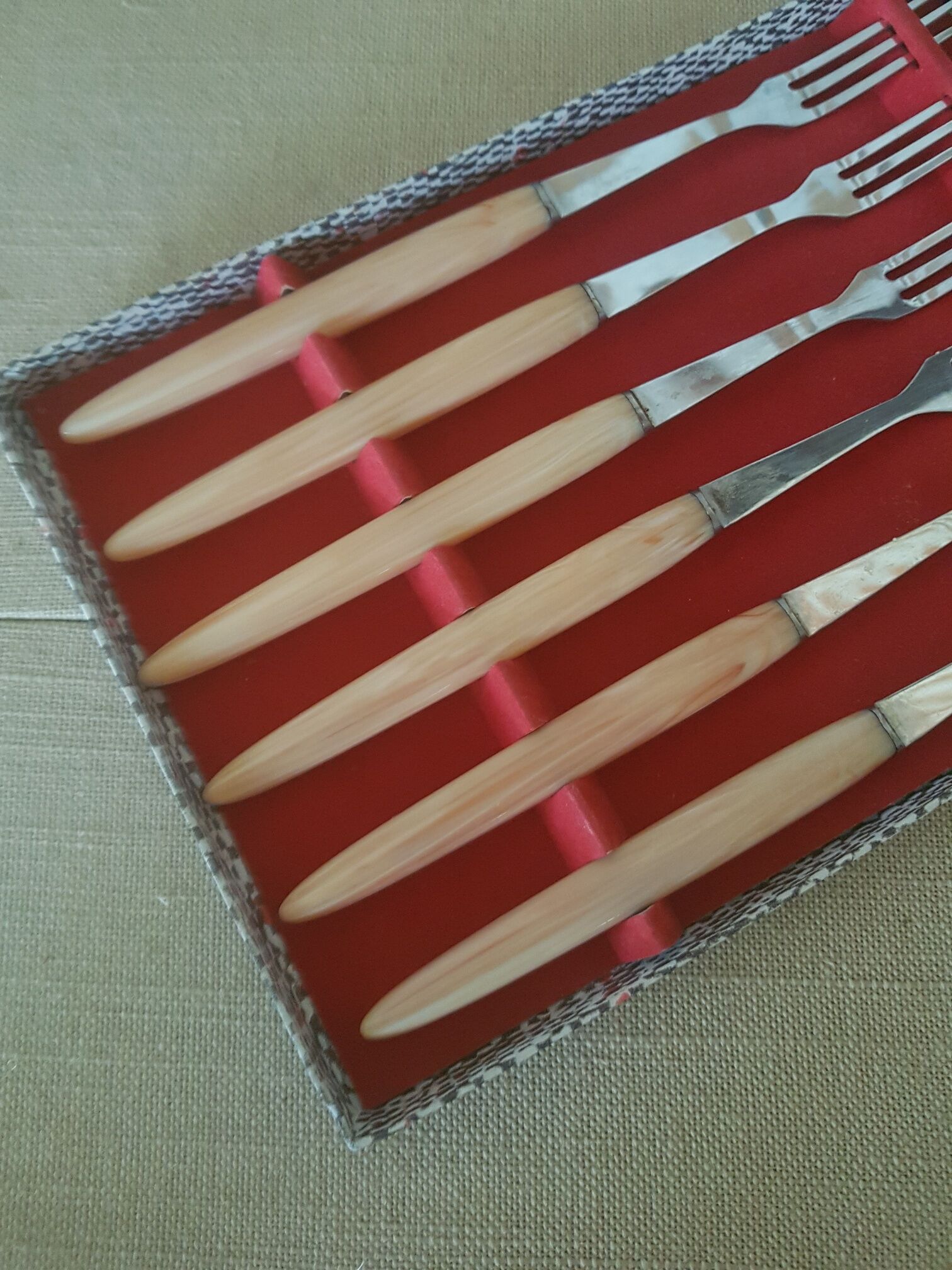Set of 6 fonted dessert forks in horn