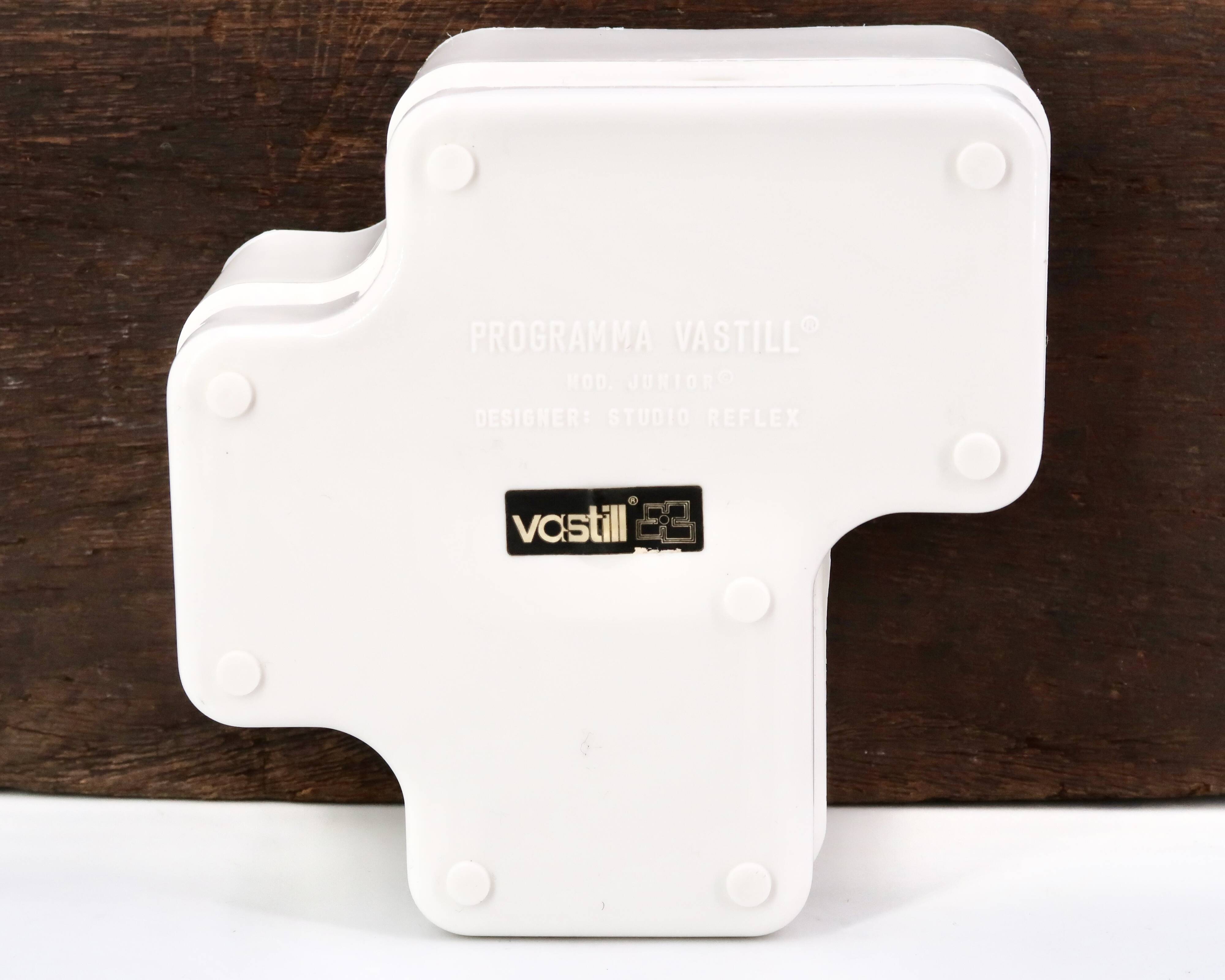 Vastill planter in white plastic by Michael McCann