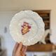 Assiettes en barbotine blanche vintage