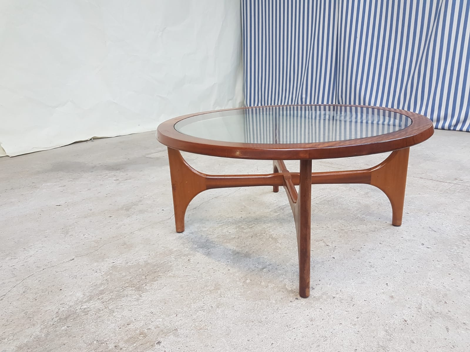 Table basse en verre du milieu du siècle par Stonehill