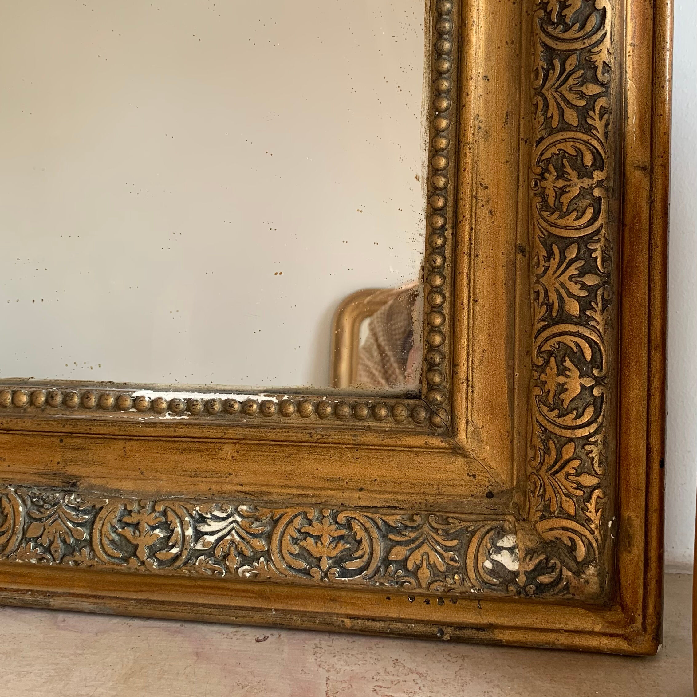 Miroir Louis Philippe patine doré et ornements