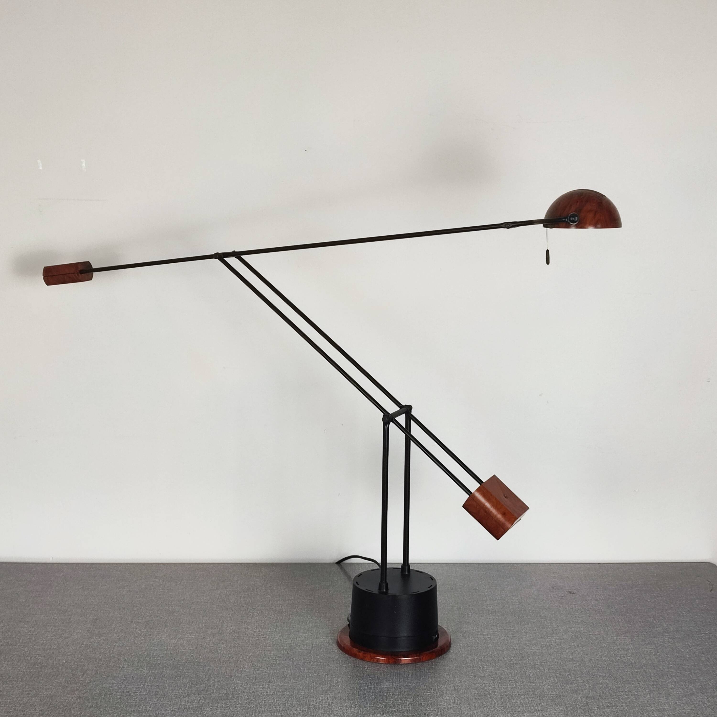 Swing desk lamp