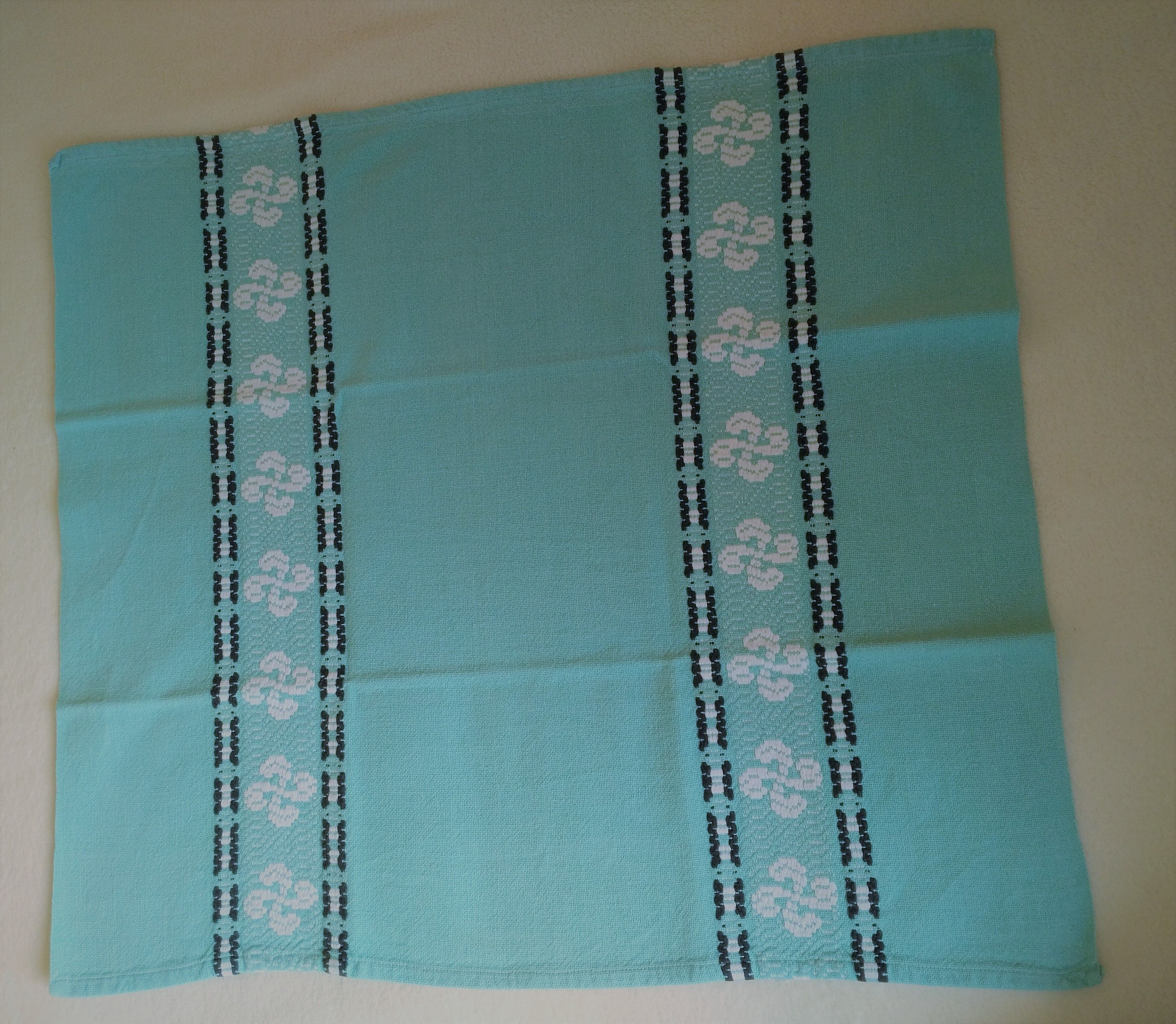 Nappe and 12 water green cotton towels, Basque handicrafts