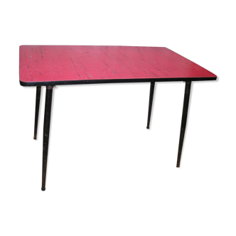 Table en vinyl rouge et gris à pieds compas fuselés 1970