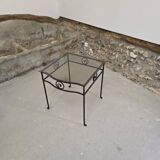 Petite table d'appoint en fer forgé et verre fumé