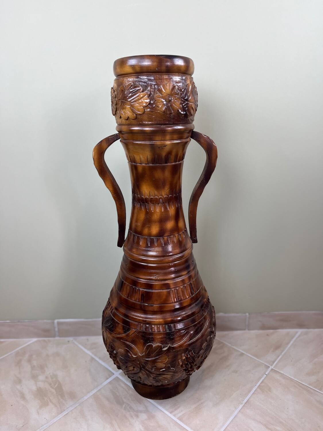 Important carved wooden jar