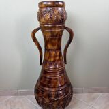 Important carved wooden jar