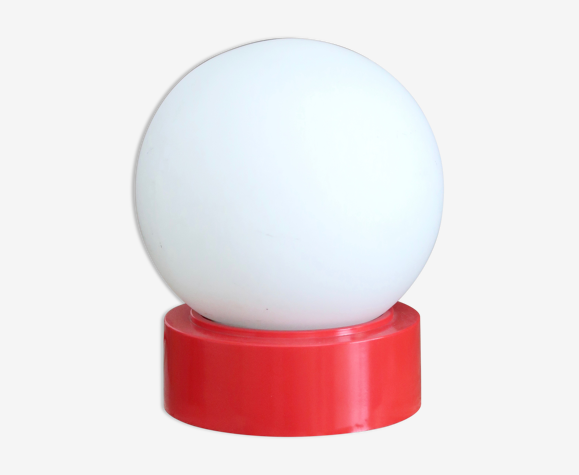 Lampe plastique rouge et globe opaline blanche, années 70
