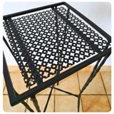 Sellette carrée en métal perforé noir attribuée à Mathieu Matégot