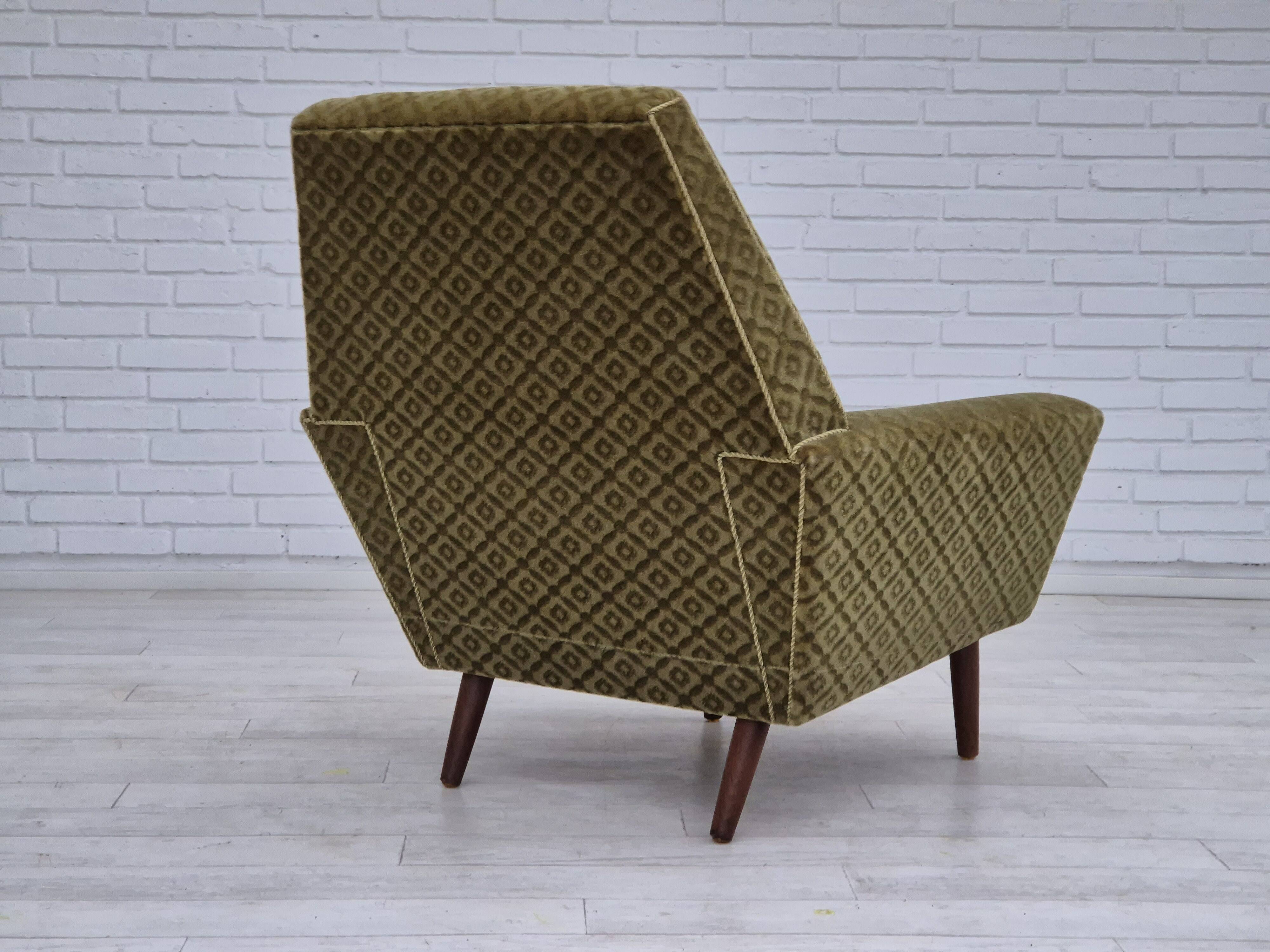 Fauteuil danois à dossier haut de georg thams, revêtement original, velours vert, bois de teck.