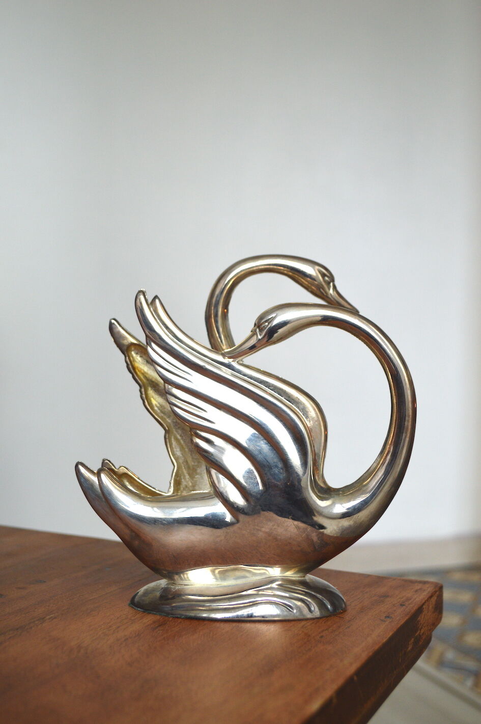 Swan letter holder