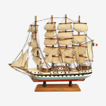 Maquette de bateau à voiles voilier vieux gréement