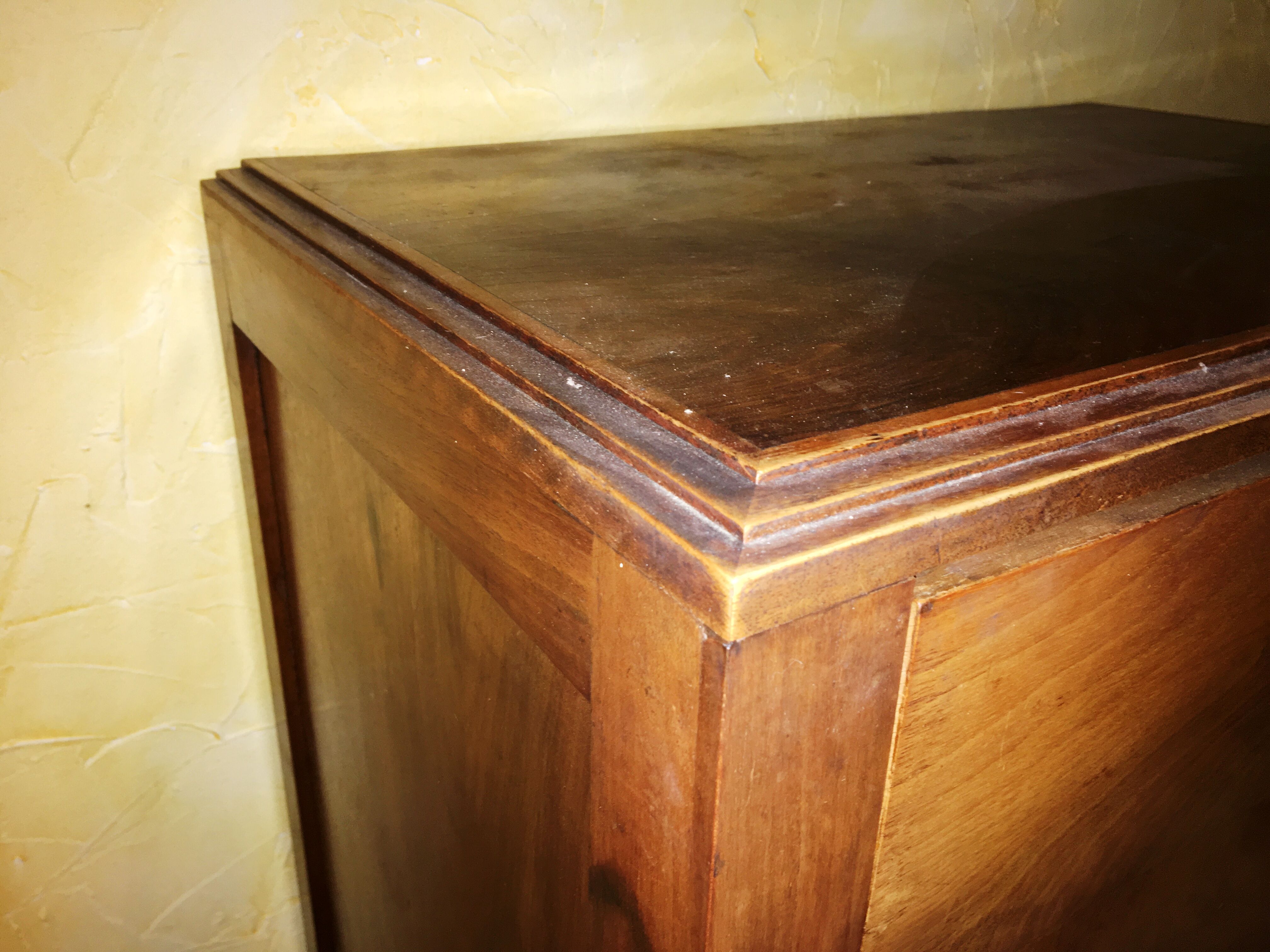 Chest of drawers in walnut