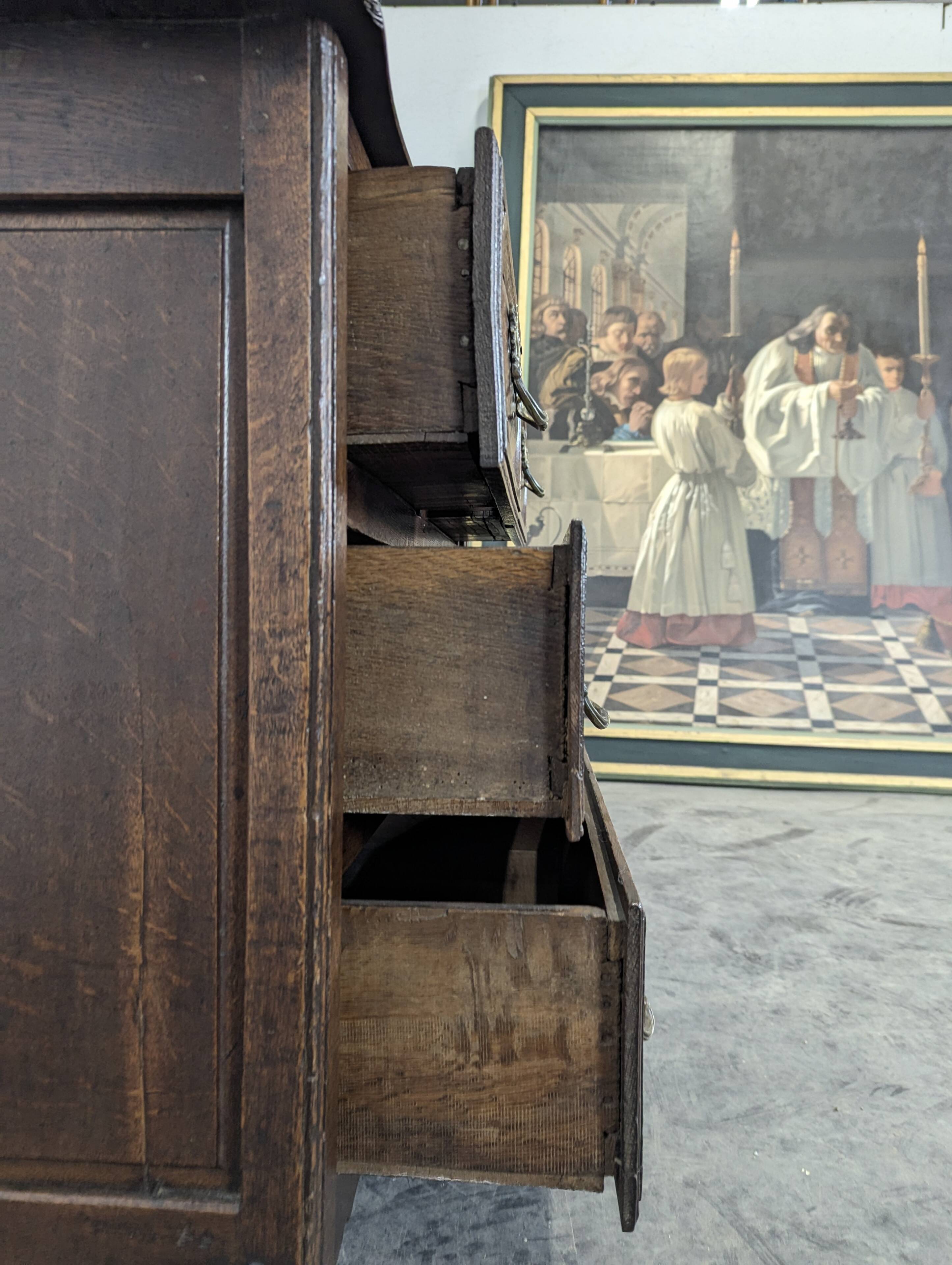 Oak commode from the 18th century.