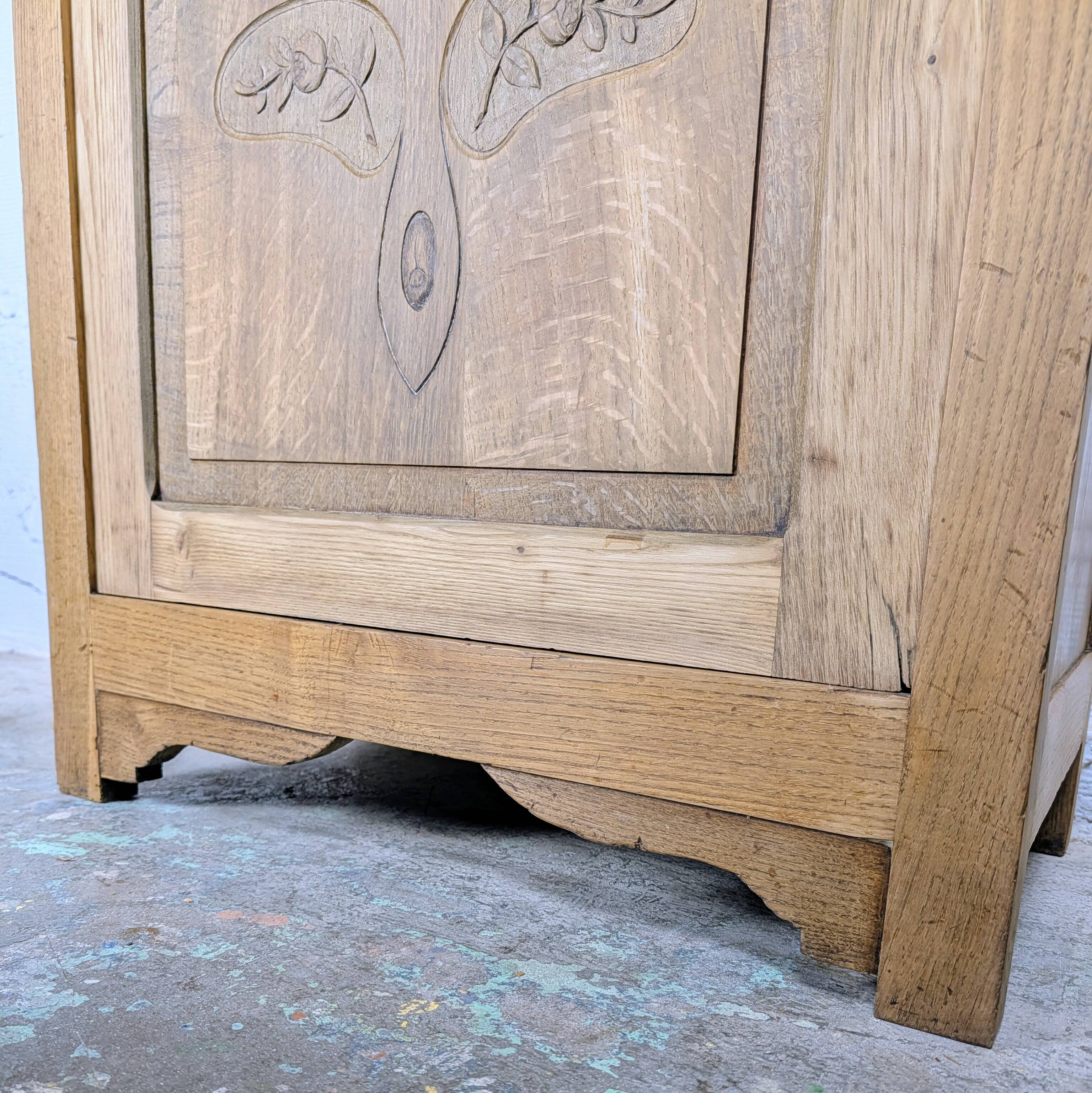Glass-fronted cabinet from the 1930s-1940s.
