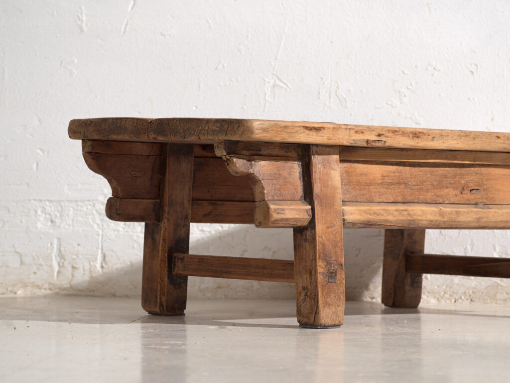 Table basse ancienne en bois d’orme – Chine, circa 1930