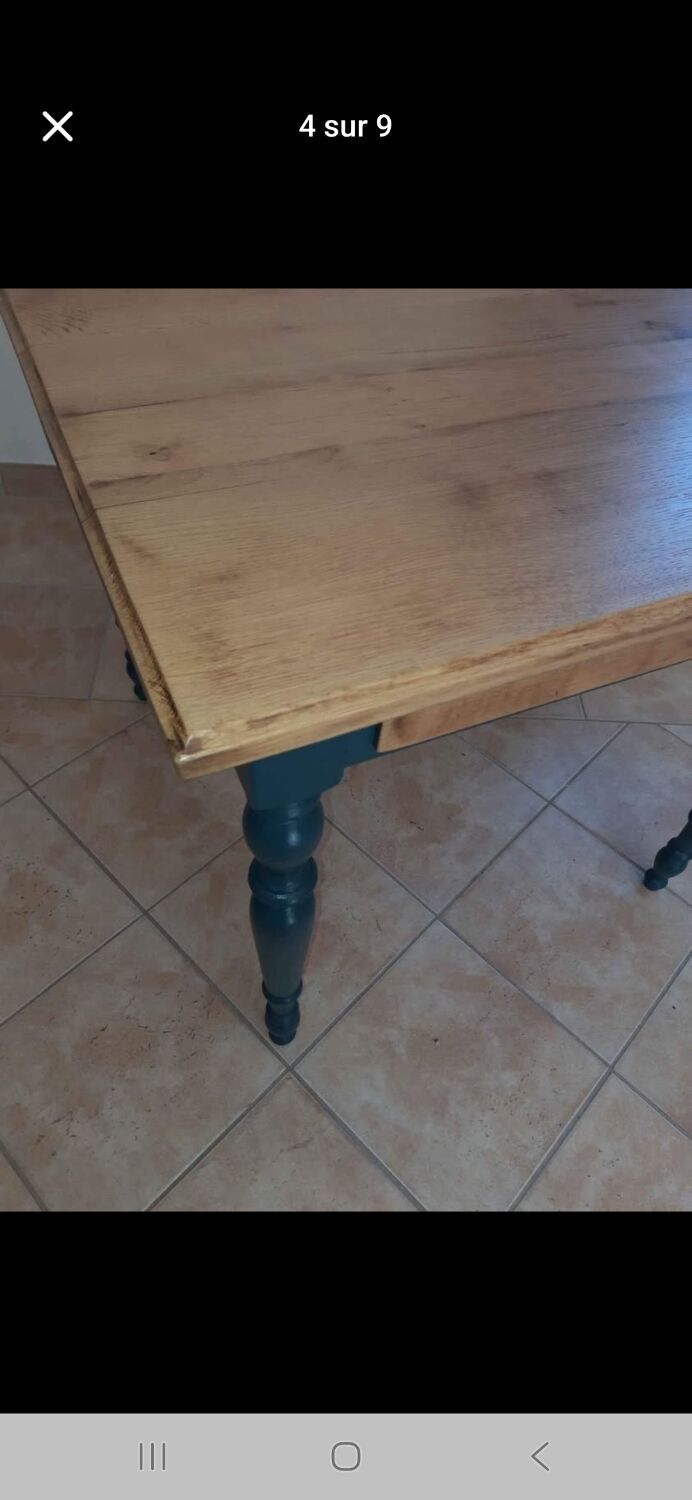 Table rouge bois carré