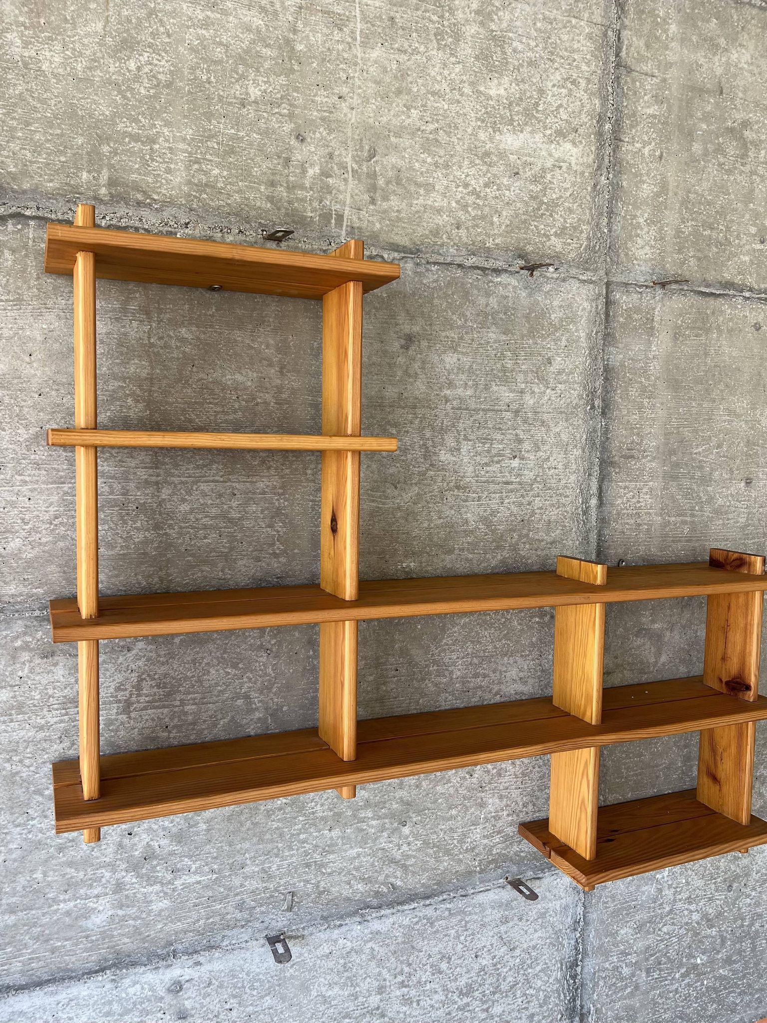 Bibliothèque étagère moderniste en pin Regain