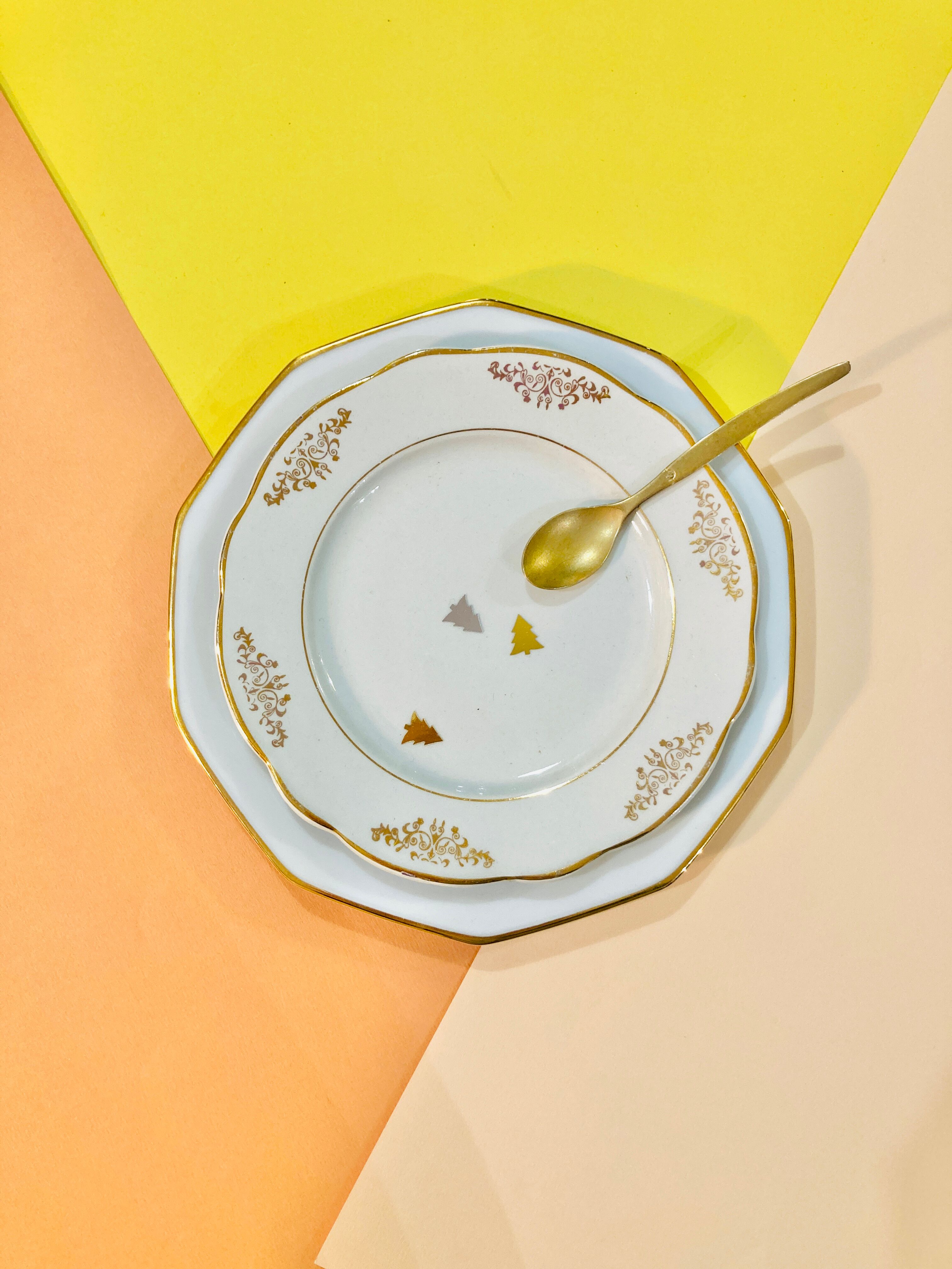 9 plates in white and gold porcelain