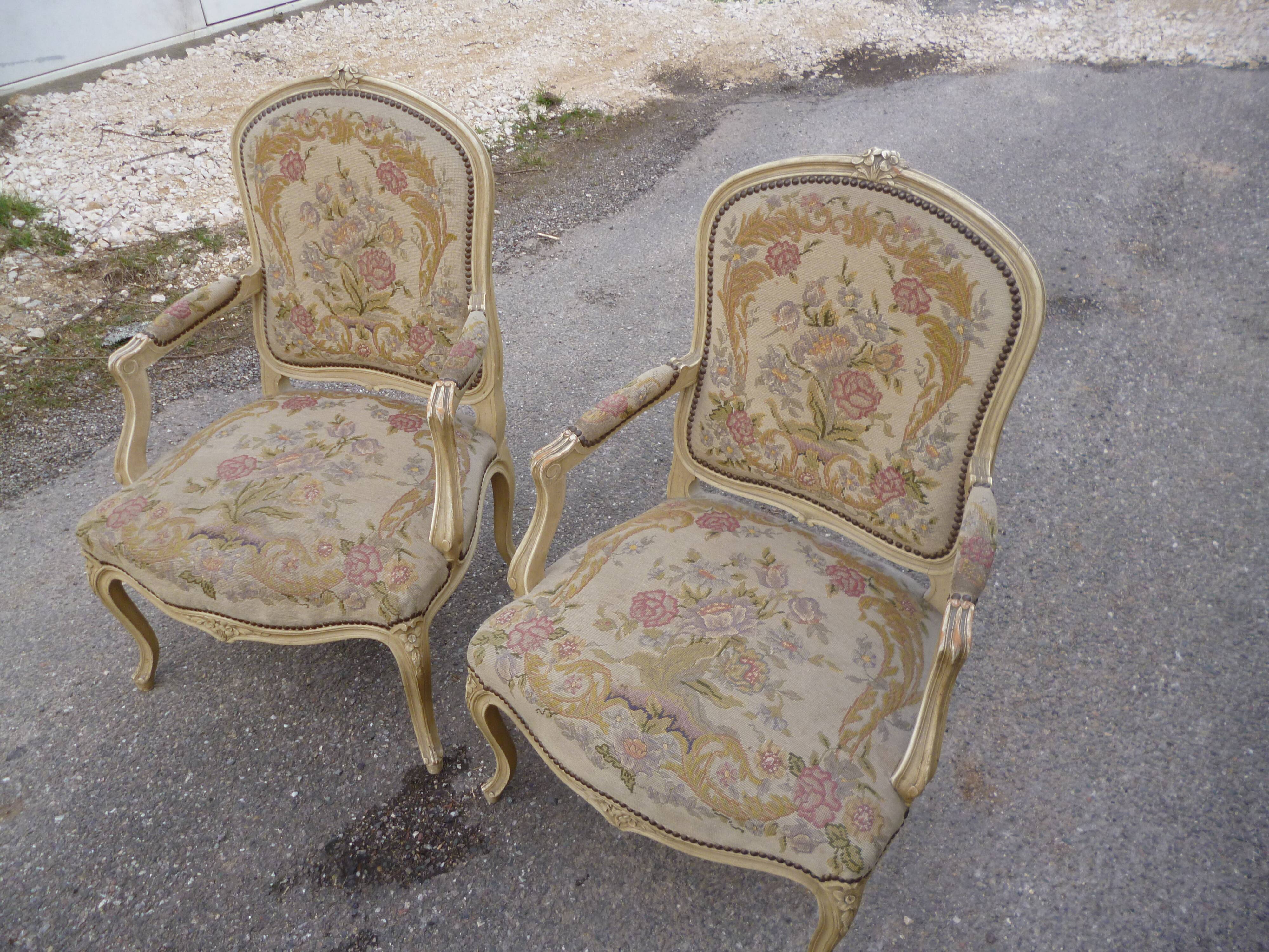 Paire de fauteuils de style Louis XV patine ancienne